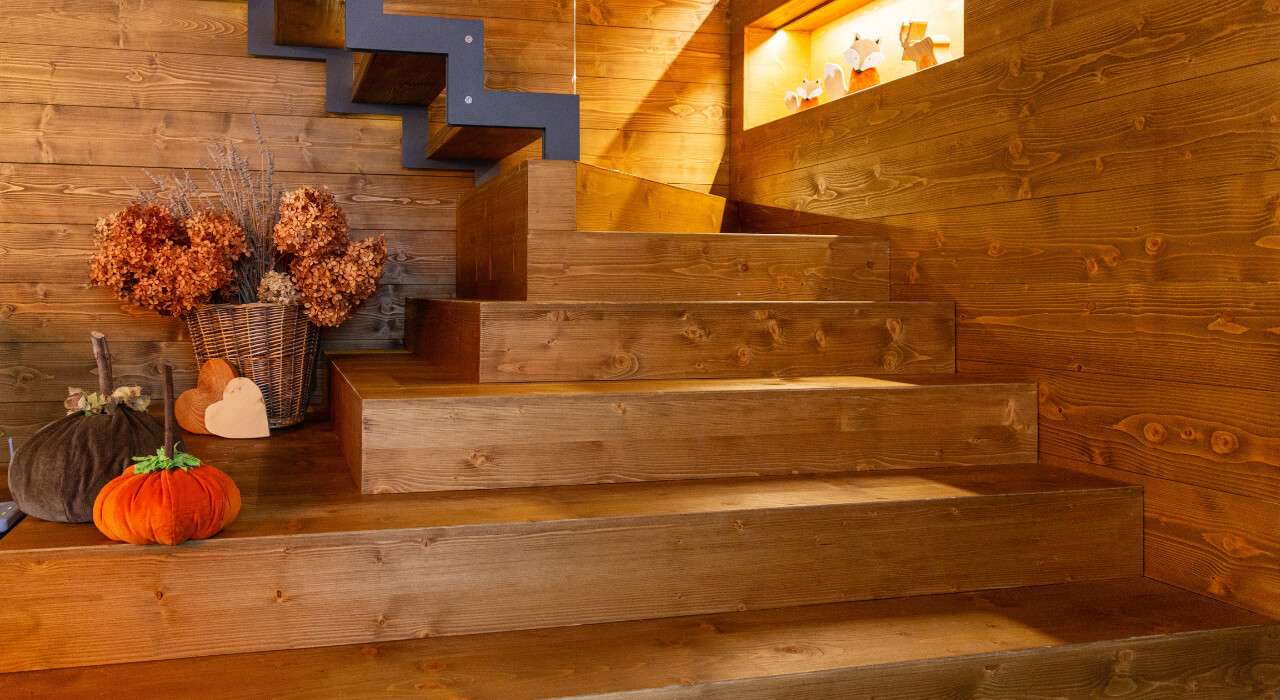 Stopnice v zgornje nadstropje Chalet Nabois v alpskem letovišču Kile v Valbruni v Val Saiseri